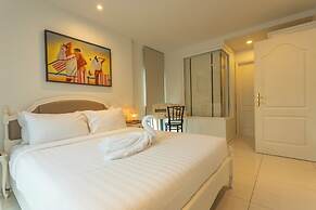 Everything U Need Walking Distance c108