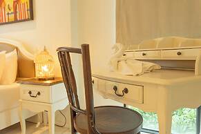 Everything U Need Walking Distance c108