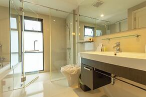 Everything U Need Walking Distance c108