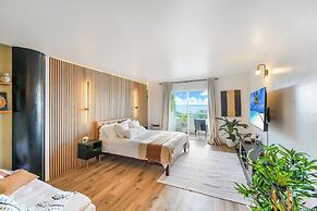 Stunning Studio Bay Views & Parking