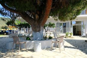 Evia Bay Suites & Retreats