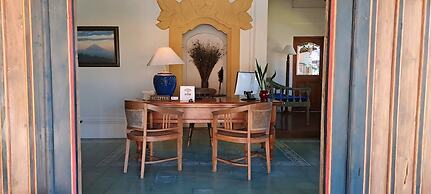 Strawberry Hill Hotel & Restaurant