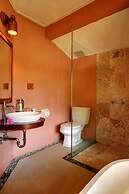 Strawberry Hill Hotel & Restaurant