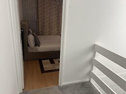 Basildon 3 Bedroom - Free Parking, Private Garden