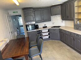 Basildon 3 Bedroom - Free Parking, Private Garden