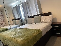 Basildon 3 Bedroom - Free Parking, Private Garden