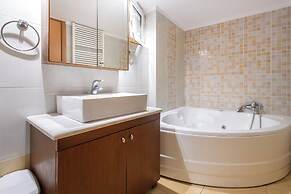 Phaedrus Living Moschato City Flat