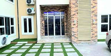 G- throne Hotel and Suites