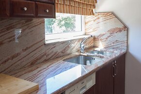 Luxe 3 Bd Penthouse 5 Min from Drosia