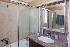 Luxe 3 Bd Penthouse 5 Min from Drosia