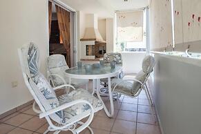 Luxe 3 Bd Penthouse 5 Min from Drosia