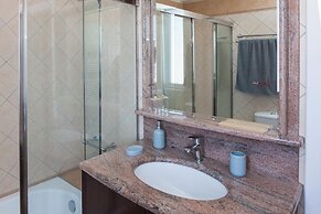 Luxe 3 Bd Penthouse 5 Min from Drosia