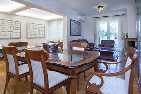 Luxe 3 Bd Penthouse 5 Min from Drosia