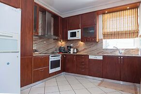 Luxe 3 Bd Penthouse 5 Min from Drosia