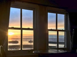 Ocean View Luxury top Floor Harbourside Apartment