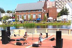 Redwood Loft at Park Place King bed Walk in Closet Fast Wifi and Free 