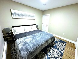Cozy Walk up King Bed Fast Wifi