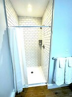 Cozy Walk up King Bed Fast Wifi