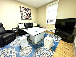 Cozy Walk up King Bed Fast Wifi