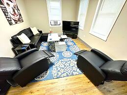 Cozy Walk up King Bed Fast Wifi