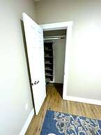 Cozy Walk up King Bed Fast Wifi