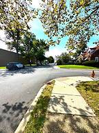 Cozy Walk up King Bed Fast Wifi