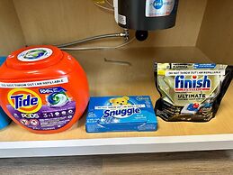 Cozy Walk up King Bed Fast Wifi