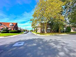 Cozy Walk up King Bed Fast Wifi