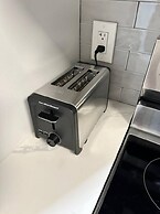 Cozy Walk up King Bed Fast Wifi