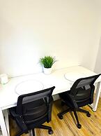 Cozy Walk up King Bed Fast Wifi