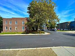 Cozy Walk up King Bed Fast Wifi