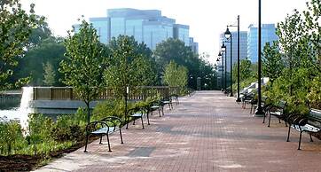 Boardwalk- Large Modern Unit With King bed Fast Wifi Free Coffee and E