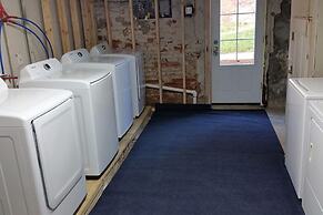 Park Place- Cozy Modern Space Fully Updated Fast Wifi Good Coffee and 