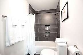 Park Place- Cozy Modern Space Fully Updated Fast Wifi Good Coffee and 