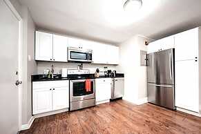 Park Place- Cozy Modern Space Fully Updated Fast Wifi Good Coffee and 