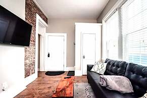 Park Place- Cozy Modern Space Fully Updated Fast Wifi Good Coffee and 