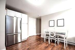 Park Place- Cozy Modern Space Fully Updated Fast Wifi Good Coffee and 