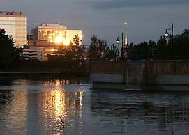 Park Place- Cozy Modern Space Fully Updated Fast Wifi Good Coffee and 