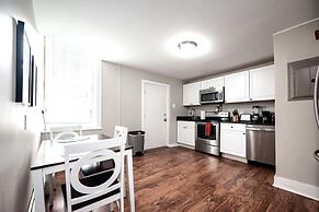 Park Place- Cozy Modern Space Fully Updated Fast Wifi Good Coffee and 