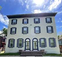 Park Place- Cozy Modern Space Fully Updated Fast Wifi Good Coffee and 