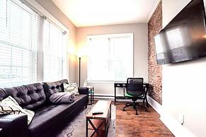 Park Place- Cozy Modern Space Fully Updated Fast Wifi Good Coffee and 