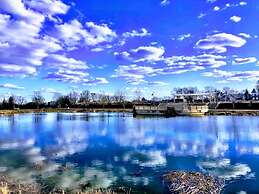 Park Place- Cozy Modern Space Fully Updated Fast Wifi Good Coffee and 