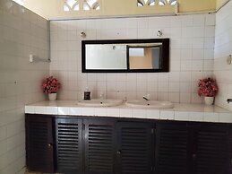 4 bedroom villa with a kitchen