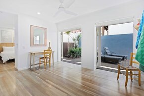 Mermaid Beachside Apartment - Direct Beach Access