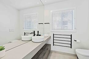 Albatross Beachfront 3 Bedroom Apartment