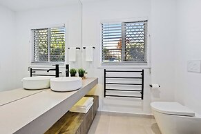 Mermaid Beachside Apartment - Direct Beach Access