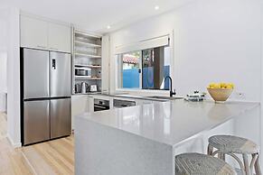 Mermaid Beachside Apartment - Direct Beach Access