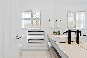 Mermaid Beachside Apartment - Direct Beach Access