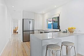 Mermaid Beachside Apartment - Direct Beach Access