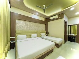 Hotel KUBER PALACE - Sea beach & Temple